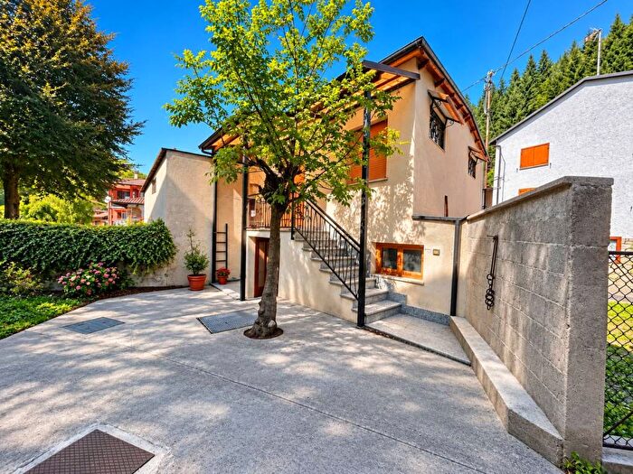 Casa trilocale in vendita in Via Provinciale San Bartolomeo, Centro, Chiusa di Pesio