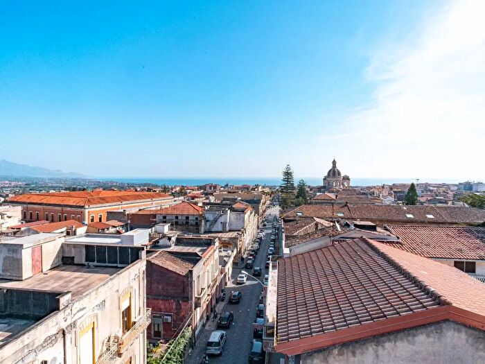 Appartamento con 6 locali in vendita in Via Garibaldi, Giarre