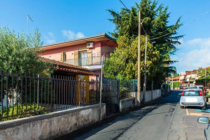 Appartamento con 6 locali in vendita in Via dei Gerani, Misterbianco