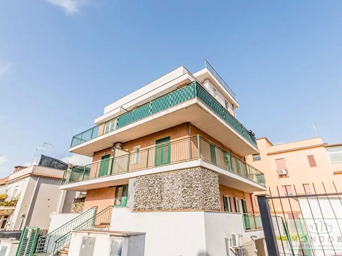 Appartamento trilocale in vendita in Via Padre Merolla, Roma