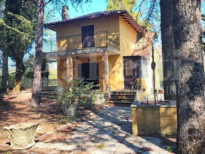 Casa con 5 locali in vendita in Val di Chiascio Snc, Gubbio