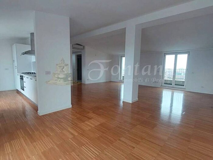 Appartamento trilocale in affitto in Via Galeazzo Alessi SNC, Corso Genova, Milano