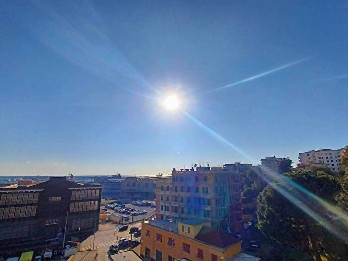 Appartamento con 5 locali in affitto in Via Insurrezione Aprile, Sestri Ponente, Genova