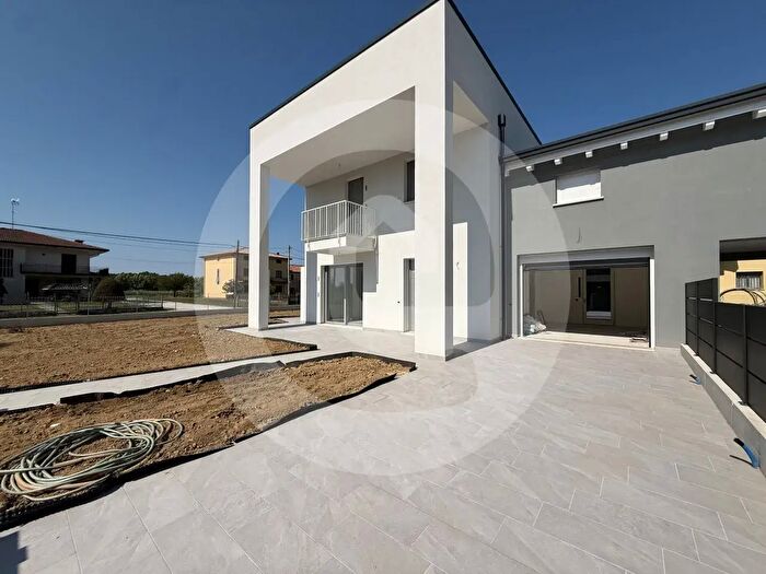 Casa quadrilocale in vendita in Santa Giustina In Colle