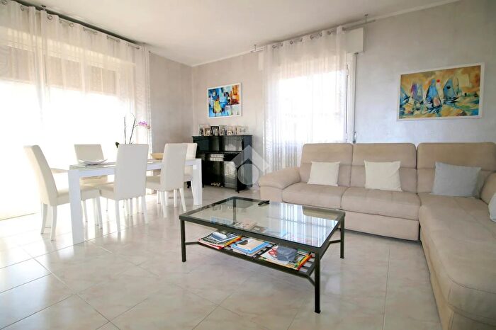 Appartamento trilocale in vendita in Vicolo Bernina, Caronno Pertusella