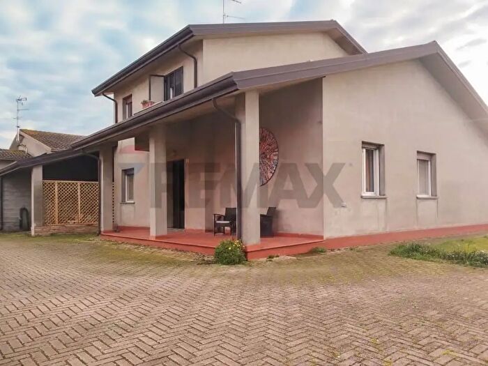 Casa con 5 locali in vendita in Tresignana