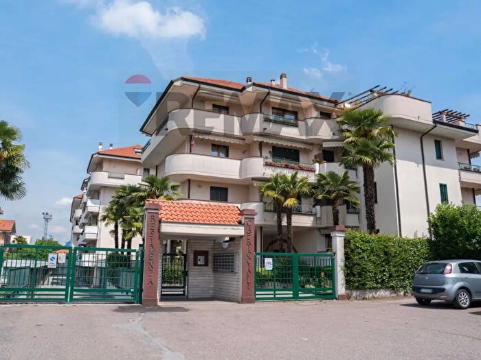 Appartamento trilocale in affitto in Via San Carlo, Bareggio