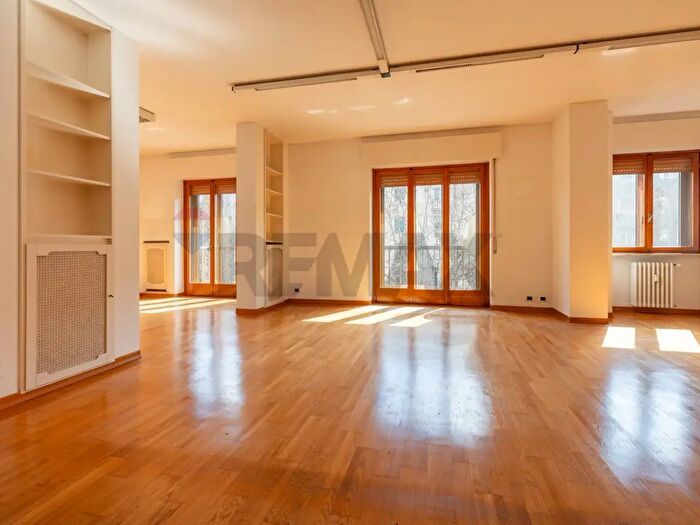 Appartamento con 6 locali in vendita in Via Cenisio, Milano