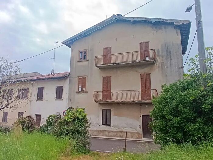 Casa con 8 locali in vendita in Via Ostizza, Montevecchia