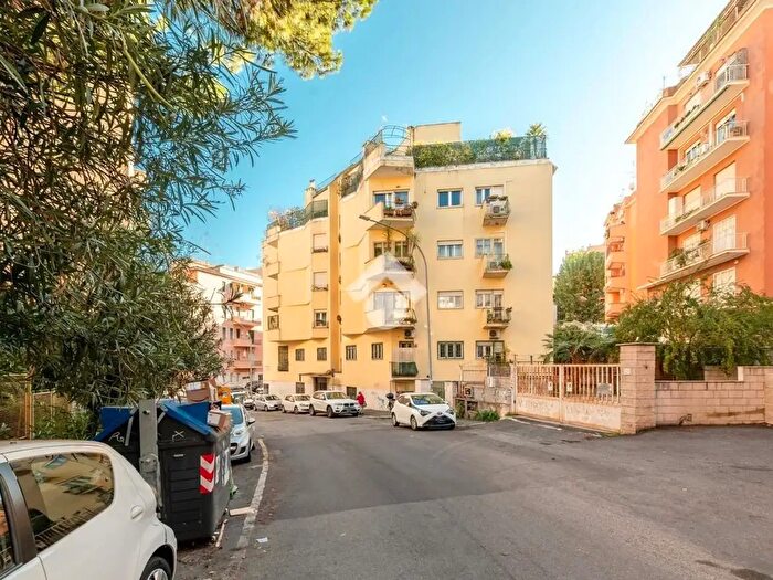 Appartamento trilocale in vendita in Via Livio Andronico, Roma
