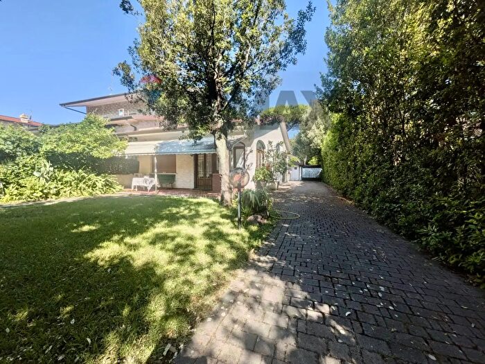 Casa con 8 locali in vendita in Forte Dei Marmi
