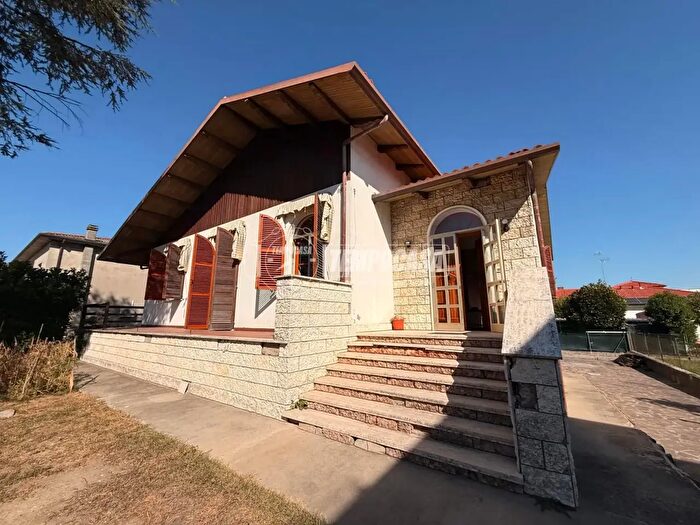 Casa quadrilocale in vendita in Via Anita Garibaldi Dodici Morelli, Cento