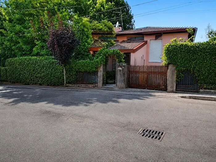 Casa quadrilocale in vendita in Viale della Libertà, Sangiano