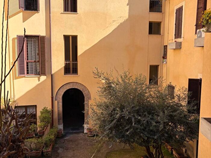 Appartamento trilocale in affitto in Vicolo Scanderbeg, Trevi, Roma