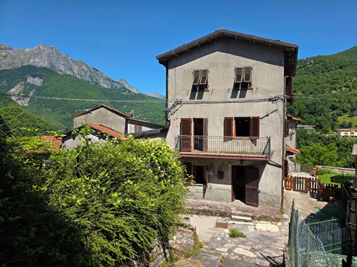 Casa con 7 locali in vendita in Via Vittorio Veneto, Vagli Sotto