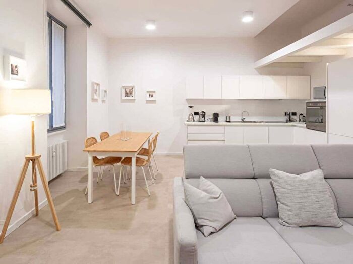 Appartamento trilocale in affitto in Via Olona, Corso Genova, Milano