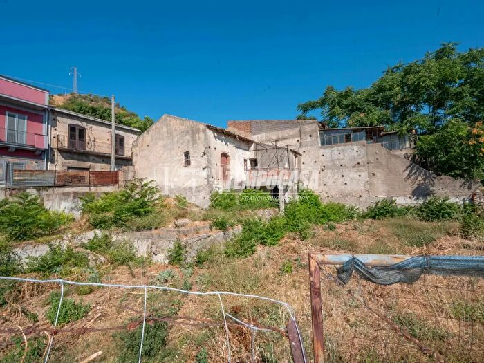 Casa trilocale in vendita in Via Santa Teresa di Riva, Savoca
