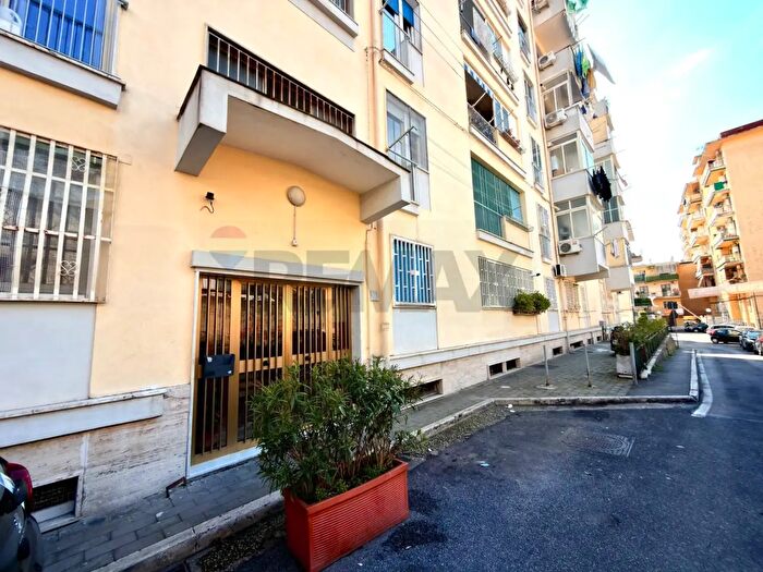 Appartamento trilocale in vendita in Via Gennaro Marciano, Napoli