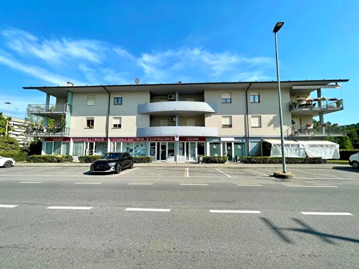 Appartamento quadrilocale in vendita in Via Riccardo Terzolo, Alba