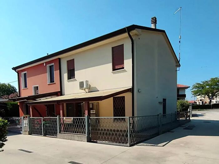 Casa quadrilocale in vendita in Adria Via Peschiera, Adria