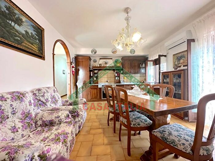 Appartamento con 5 locali in vendita in Capodimonte, Capodimonte