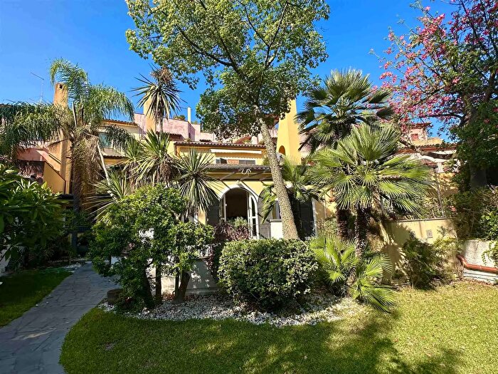 Casa con 6 locali in vendita in Via Empedocle Aci Castello, Aci Castello