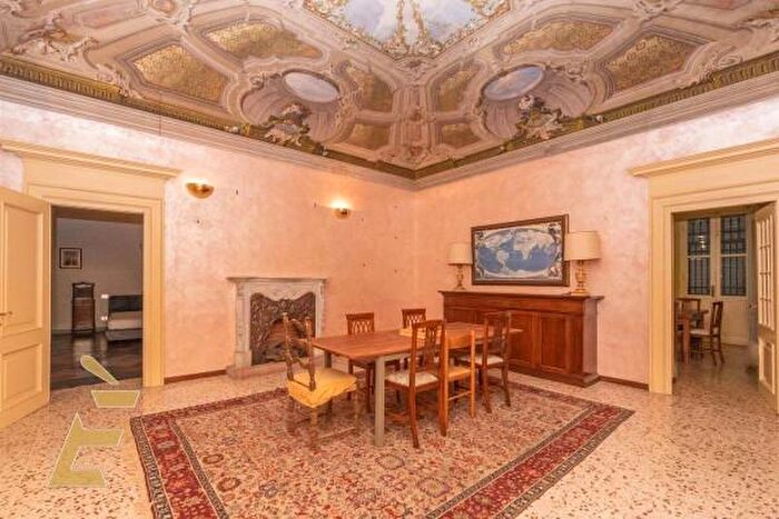 Appartamento con 6 locali in vendita in Vicolo Vimercate, Valenza