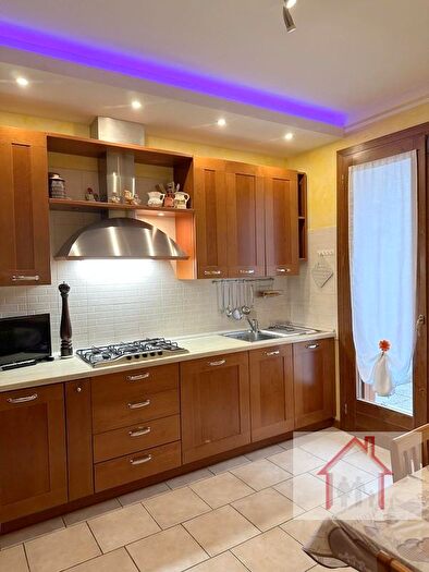 Casa con 7 locali in vendita in Via Mercatelli, Susegana