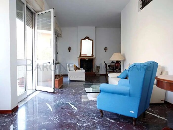 Appartamento con 6 locali in vendita in Via del Patriota, Massa