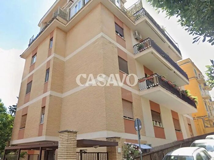 Appartamento trilocale in vendita in Via Calimno, Roma