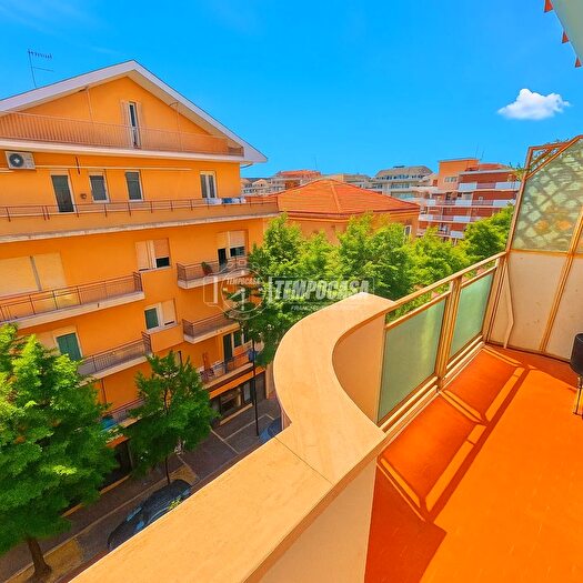 Appartamento con 5 locali in vendita in Viale Bovio, Pescara