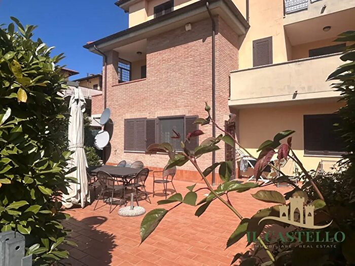 Appartamento con 6 locali in vendita in Via Vittorio Formentano, Castiglione Del Lago