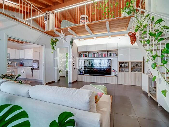 Appartamento quadrilocale in vendita in Via Indipendenza, Daverio