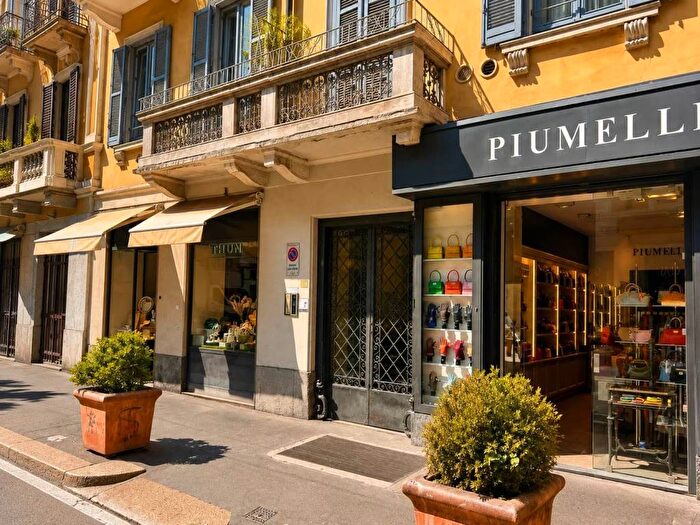 Appartamento trilocale in affitto in via San Primo, Palestro, Milano