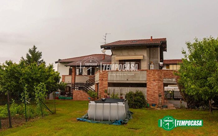 Casa con 7 locali in vendita in Oleggio
