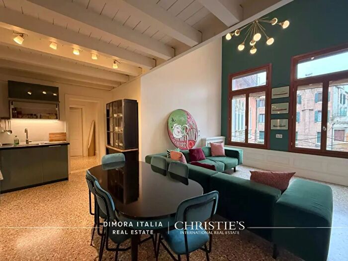 Appartamento con 5 locali in affitto in Venezia