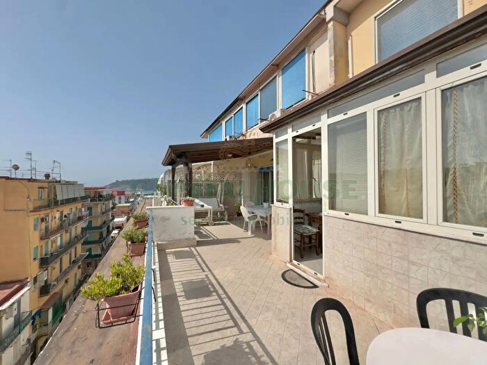 Appartamento trilocale in affitto in Via Caio Asinio Pollione, Napoli