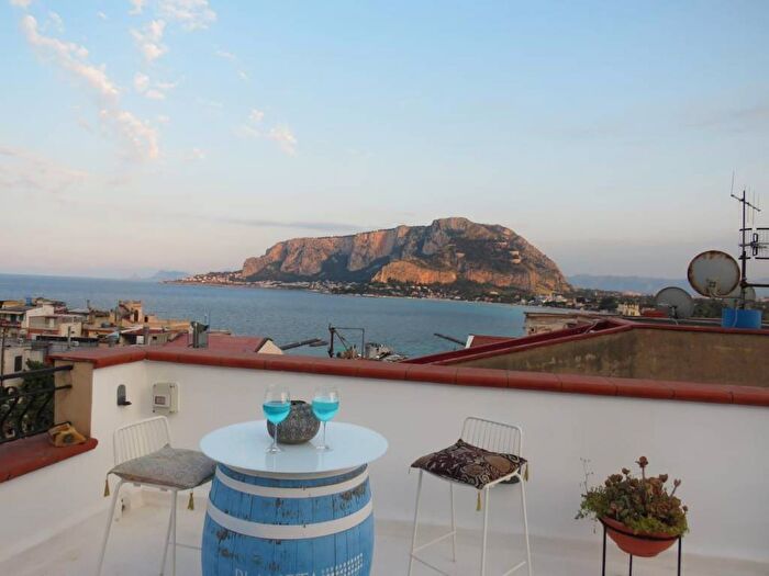 Appartamento trilocale in affitto in Via Delfini, Mondello Valdesi, Palermo