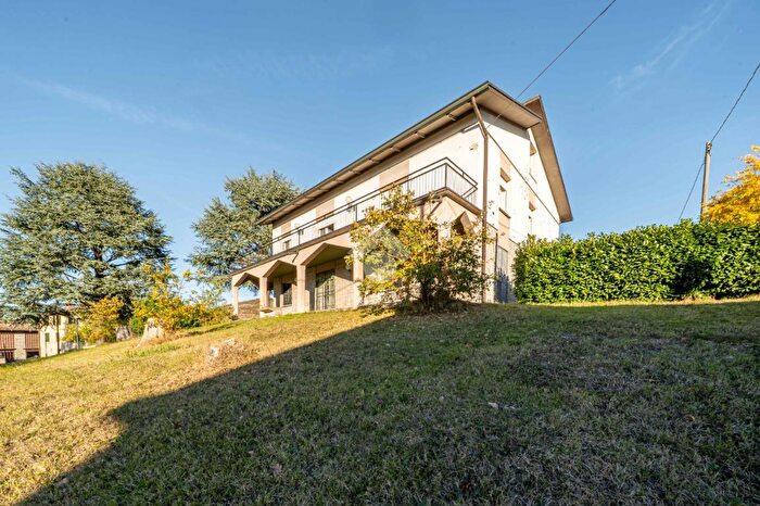 Appartamento con 6 locali in vendita in Via Lolli, Vezzano Sul Crostolo