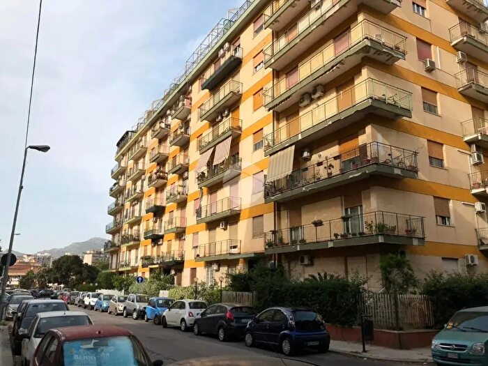 Appartamento quadrilocale in vendita in Via Luigi Settembrini, Palermo