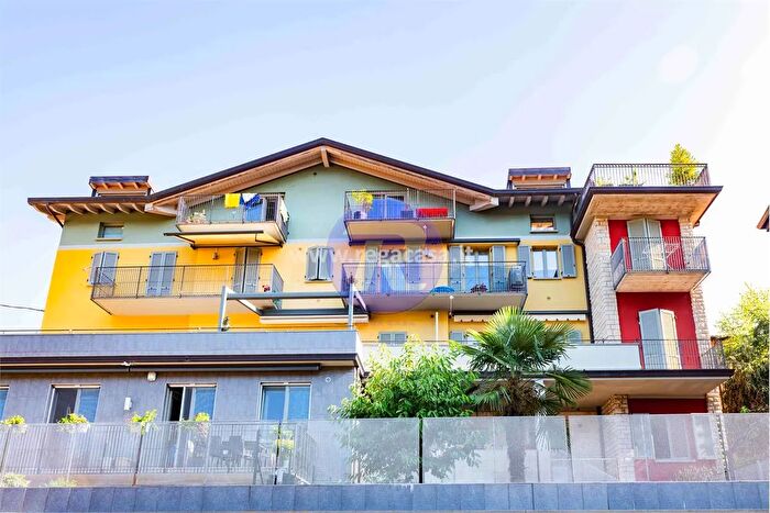 Appartamento trilocale in vendita in Via Roma Zogno Bg, Zogno