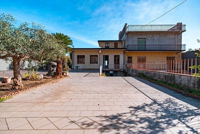 Casa con 6 locali in vendita in Via Alessandro Volta, Santa Venerina