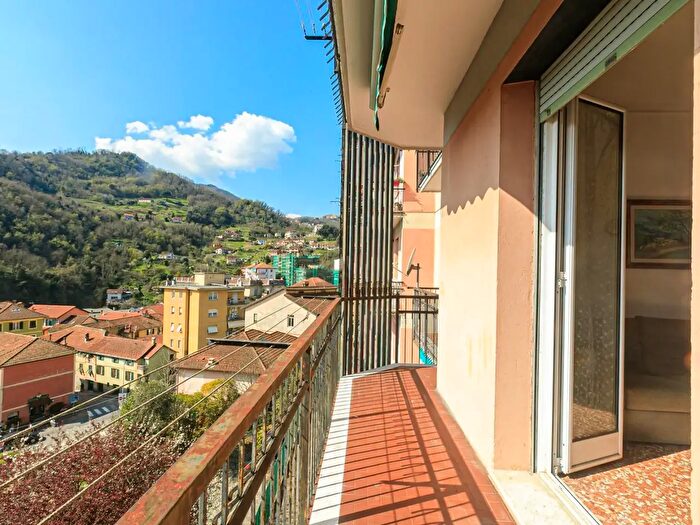 Appartamento con 6 locali in vendita in Via Circonvallazione, Campomorone