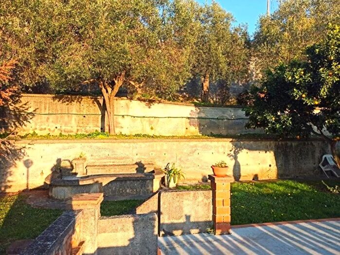 Casa con 5 locali in vendita in Massa