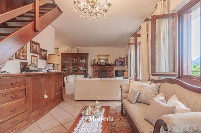 Casa con 6 locali in vendita in Via Roma, Valvarrone