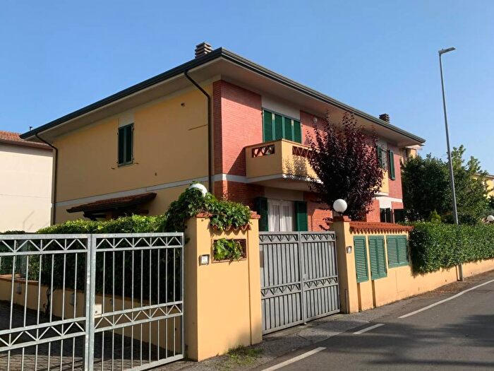 Appartamento trilocale in affitto in Via Esperanto, Marina di Massa Centro, Massa