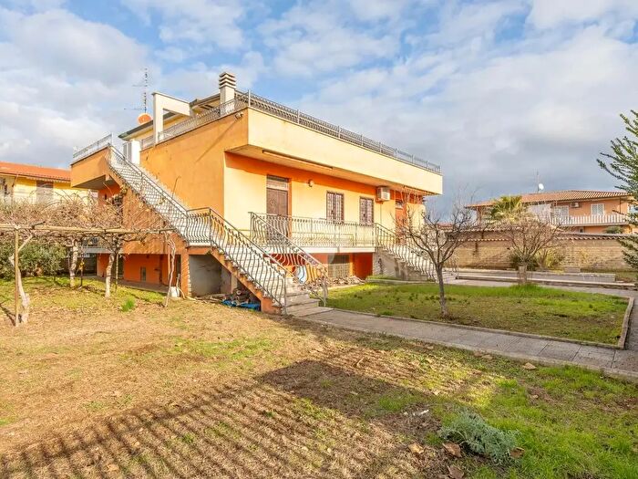 Casa con 10 locali in vendita in Via Massa di San Giuliano, Roma