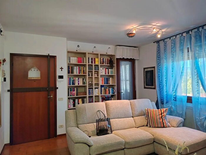 Appartamento con 5 locali in affitto in Pistoia