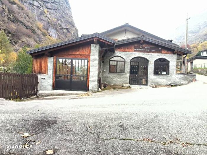 Casa con 6 locali in vendita in Frazione San Lorenzo, Locana