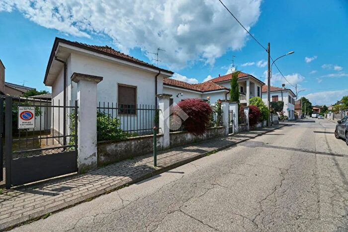Casa con 8 locali in vendita in Via Manzoni, Zelo Buon Persico